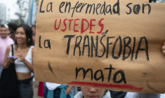 "Ce sont vous les malades, la transphobie tue", lit-on sur une pancarte brandie dans un rassemblement LGBTQ devant le ministère de la Santé, à Lima, le 17 mai 2024 ( AFP / Cris BOURONCLE )