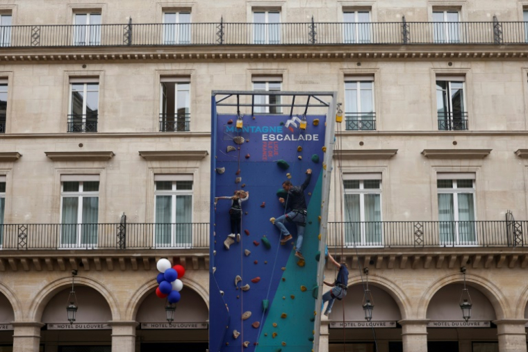 Un mur d'escalade installé dans le cadre de la première Fête du sport, avec plus de 5.000 événements dans toute la France, le 14 septembre 2025 ( AFP / Ian LANGSDON )