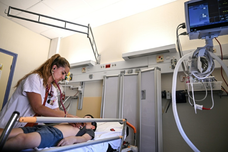 La docteure Barbara Lormeau examine un enfant au service des urgences pédiatriques du CHU de Montpellier, le 2 juin 2026 dans l'Hérault ( AFP / Gabriel BOUYS )