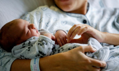 Un nouveau-né dans les bras de sa mère, à Rome