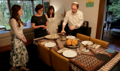 Le rabbin Nadav Caine (d) chez lui, à Ann Arbor, dans le Michigan, le 8 octobre 2026 ( AFP / JEFF KOWALSKY )
