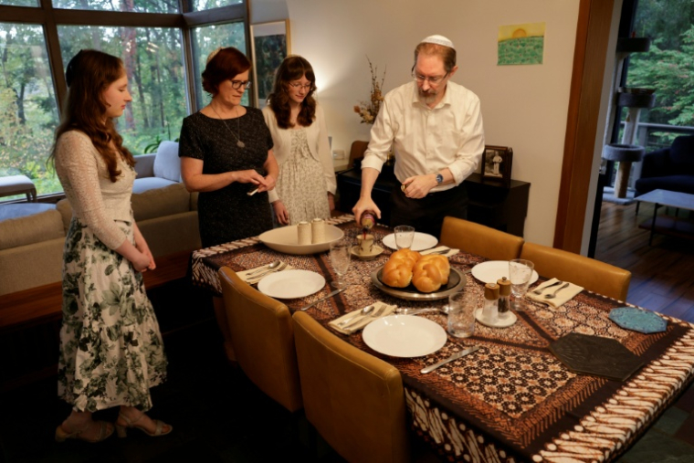 Le rabbin Nadav Caine (d) chez lui, à Ann Arbor, dans le Michigan, le 8 octobre 2026  ( AFP / JEFF KOWALSKY )