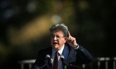 Jean-Luc Mélenchon lors de son discours de clôture des universités d'été de LFI, à Châteauneuf-sur-Isère, dans la Drôme, le 23 août 2026 ( AFP / OLIVIER CHASSIGNOLE )