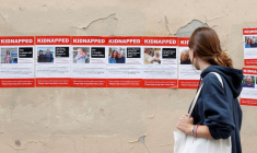Affiches représentant des citoyens israéliens disparus, probablement parmi les otages détenus à Gaza