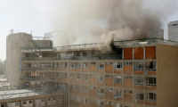 De la fumée s'élève de l'hôpital Soroka de Beersheva, dans le sud d'Israël, après une attaque de missiles iraniens, le 19 juin 2025 ( AFP / John Wessels )