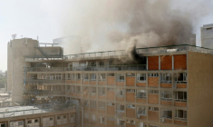 De la fumée s'élève de l'hôpital Soroka de Beersheva, dans le sud d'Israël, après une attaque de missiles iraniens, le 19 juin 2025 ( AFP / John Wessels )
