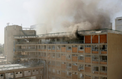 De la fumée s'élève de l'hôpital Soroka de Beersheva, dans le sud d'Israël, après une attaque de missiles iraniens, le 19 juin 2025 ( AFP / John Wessels )