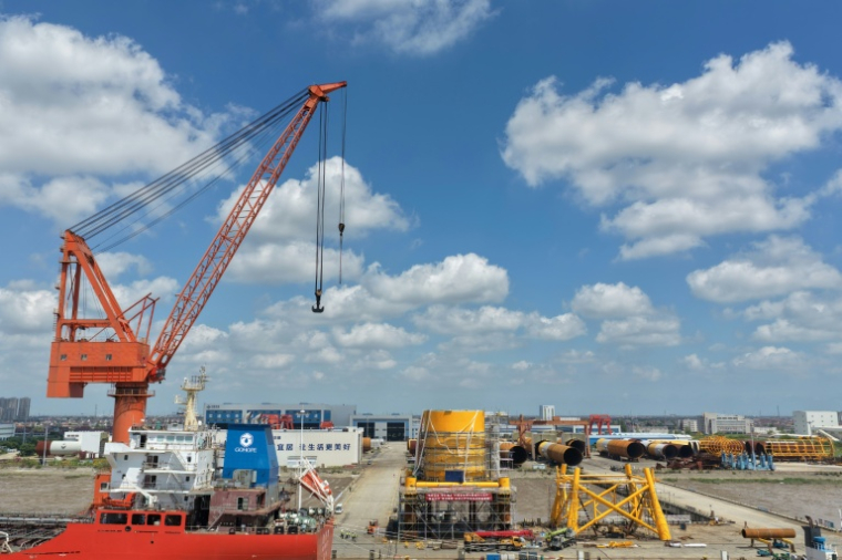 Un centre de données qui va être immergé en mer, développé par la société Highlander, est assemblé sur un chantier naval à Nantong, en Chine, le 11 septembre 2025 ( AFP / STR )