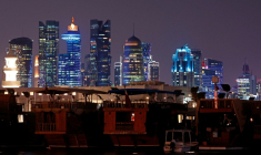 Des gratte-ciel illuminés le long de la promenade de la Corniche à Doha, le 29 juin 2026 ( AFP / Karim JAAFAR )