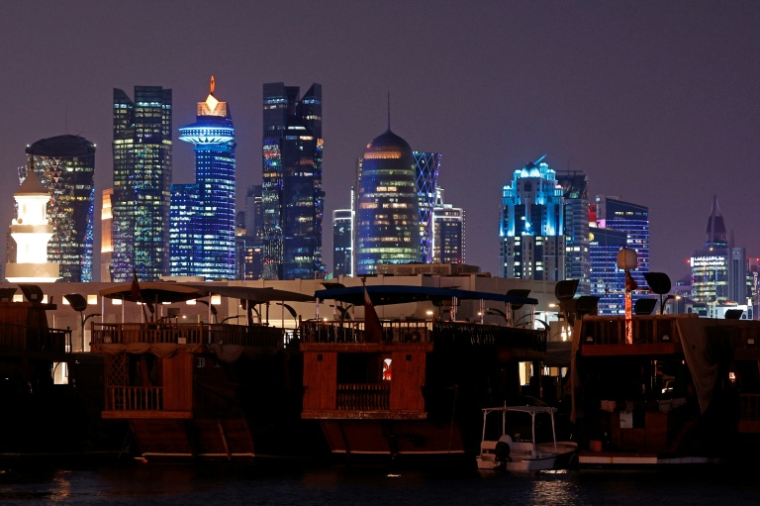 Des gratte-ciel illuminés le long de la promenade de la Corniche à Doha, le 29 juin 2026 ( AFP / Karim JAAFAR )