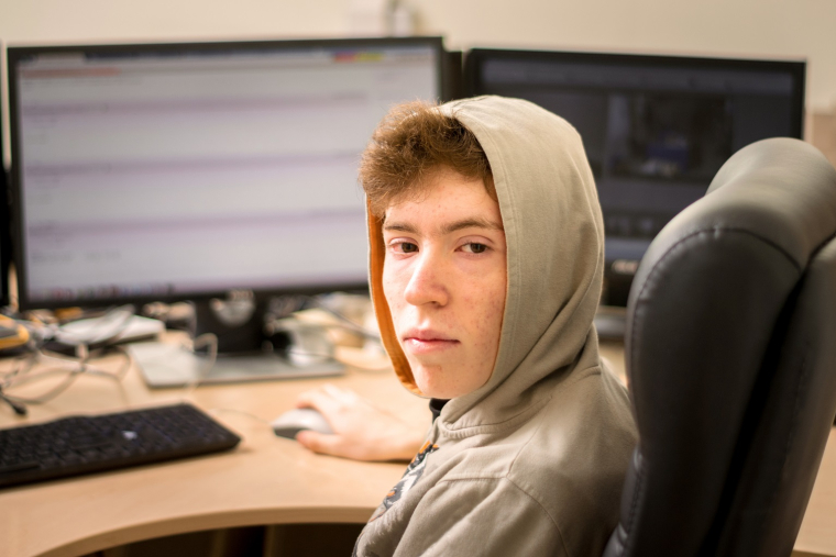 D'après la dernière étude Junior Connect de l'Ipsos, les 13-19 ans passeraient 15h11 en moyenne par semaine sur Internet. (crédit : Adobe Stock)