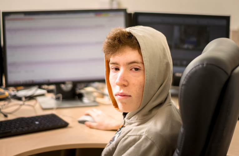 D'après la dernière étude Junior Connect de l'Ipsos, les 13-19 ans passeraient 15h11 en moyenne par semaine sur Internet. (crédit : Adobe Stock)