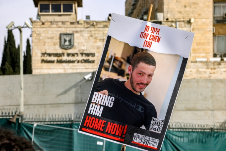 Un portrait de l'otage israélien Itay Chen détenu à Gaza depuis octobre 2023, lors d'un rassemblement à Jérusalem, le 14 janvier 2025 ( AFP / HAZEM BADER )