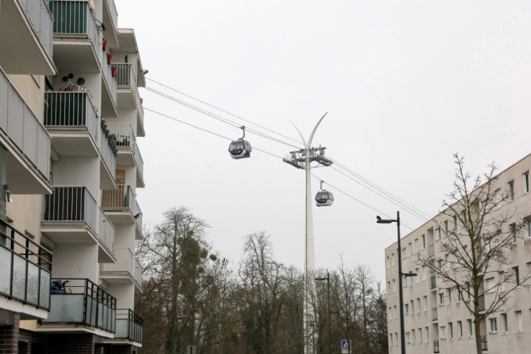 Mise en service du premier téléphérique urbain d'Île-de-France reliant la station Pointe-du-Lac, à Créteil, à la station Villa-Nova, à Villeneuve-Saint-Georges, dans le Val-de-Marne, le 13 décembre 2025 ( AFP / Thomas SAMSON )