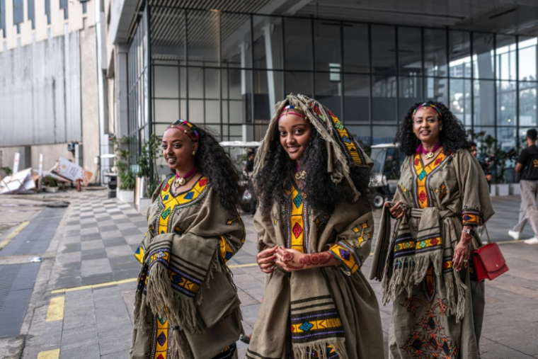 Des Tigréennes, en robes et coiffures traditionnelles, célèbrent à Addis Abeba, le 22 août 2026, la fête d'Ashenda, originaire du Tigré ( AFP / Marco Simoncelli )