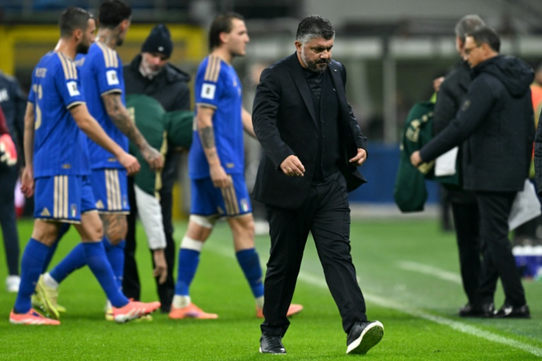 Le sélectionneur italien Gennaro Gattuso et ses joueurs à l'issue du match perdu face à la Norvège, le 16 novembre 2025 à San Siro ( AFP / Stefano RELLANDINI )