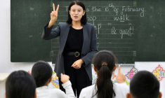 Une professeure d'anglais dans une école d'un village dans le nord-ouest du Kirghizstan, le 6 février 2026 ( AFP / Vyacheslav OSELEDKO )