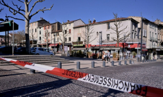 Dans le centre-ville de Romans-sur-Isère, dans la Drôme, après une attaque au couteau qui a fait deux morts et cinq blessés, le 4 avril 2020 ( AFP / JEFF PACHOUD )