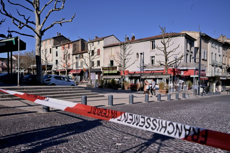Dans le centre-ville de Romans-sur-Isère, dans la Drôme, après une attaque au couteau qui a fait deux morts et cinq blessés, le 4 avril 2020 ( AFP / JEFF PACHOUD )