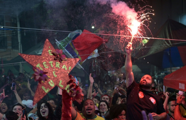 Les partisans du président brésilien Luiz Inacio Lula da Silva célèbrent après les premiers résultats du second tour de l'élection présidentielle à Rio de Janeiro, au Brésil, le 25 octobre 2026 ( AFP / TERCIO TEIXEIRA )