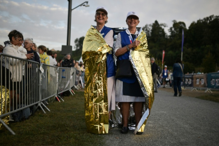 Des fidèles attendent l'arrivée du pape Léon XIV, le 27 septembre 2026 sur la prairie du sanctuaire à Lourdes, dans le sud-ouest de la France  ( AFP / Ed JONES )