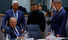 Volodymyr Zelensky et Peter Magyar, avec le président du Conseil européen Antonio Costa et le Premier ministre polonais Donald Tusk, à Bruxelles, le 18 juin 2026 ( POOL / GEERT VANDEN WIJNGAERT )