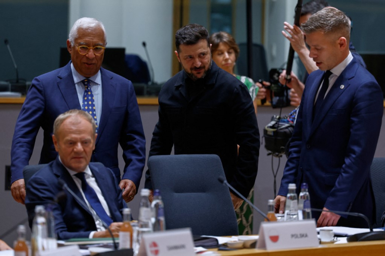 Volodymyr Zelensky et Peter Magyar, avec le président du Conseil européen Antonio Costa et le Premier ministre polonais Donald Tusk, à Bruxelles, le 18 juin 2026 ( POOL / GEERT VANDEN WIJNGAERT )