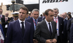 Emmanuel Macron et Sebastien Lecorn au salon du Bourget, le 19 juin 2023 ( POOL / MICHEL EULER )