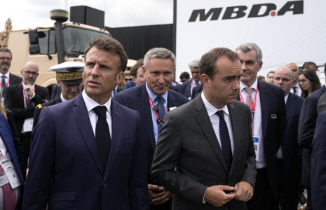 Emmanuel Macron et Sebastien Lecorn au salon du Bourget, le 19 juin 2023 ( POOL / MICHEL EULER )