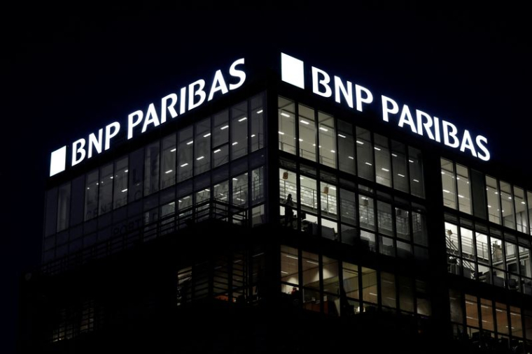 Le logo de BNP Paribas sur une agence bancaire à Paris