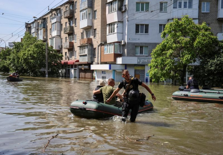 La police évacue les résidents à Kherson, en Ukraine