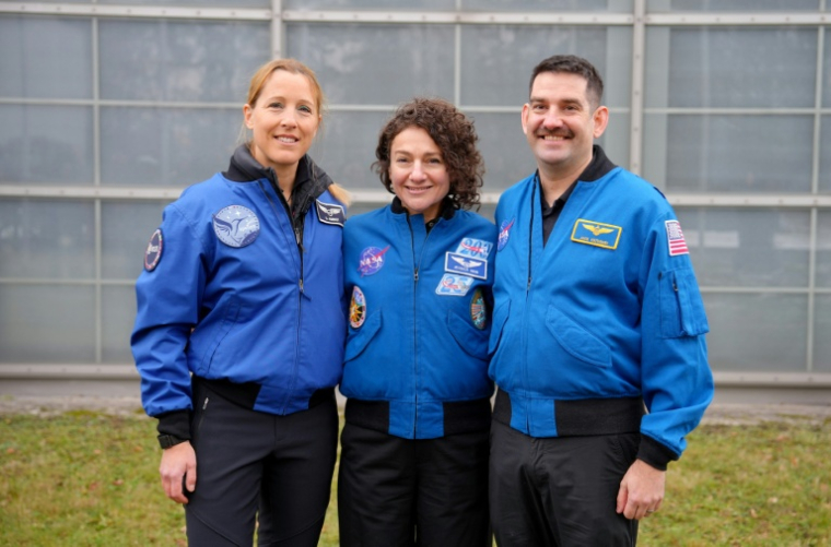 L'astronaute française Sophie Adenot (à gauche), avec les Américains Jessica Meir (centre) et Jack Hathaway, au Centre européen de formation des astronautes (ESA) à Cologne, dans l'ouest de l'Allemagne, le 5 janvier 2026 ( AFP / Pau Barrena )