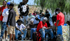 Des migrants sans papiers originaires de pays d'Afrique subsaharienne attendent les bus de l'aéroport avant leur rapatriement vers leurs pays d'origine, le 16 juin 2026 à Tunis ( AFP / FETHI BELAID )