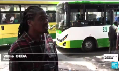 Kenya : un bus après l'autre, un poète itinérant entretient la flamme des manifestations