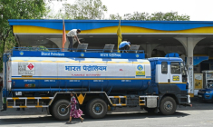 Un camion-citerne dans une station-service d'Hyderabad, le 25 mai 2026 en Inde, après une hausse des prix du carburant due à la guerre au Moyen-Orient ( AFP / Noah SEELAM )