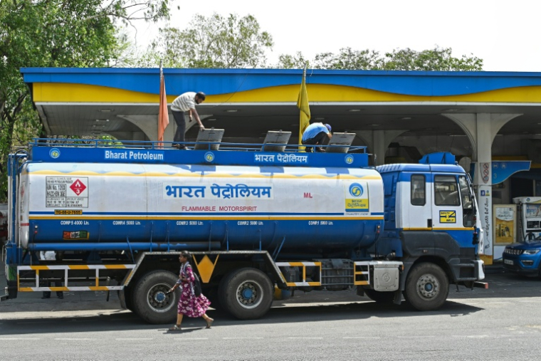 Un camion-citerne dans une station-service d'Hyderabad, le 25 mai 2026 en Inde, après une hausse des prix du carburant due à la guerre au Moyen-Orient ( AFP / Noah SEELAM )