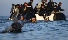 Des migrants tentent d'embarquer à bord d'un "small-boat" pour traverser la Manche le 27 septembre 2025 au large de la plage de Gravelines, dans le Nord ( AFP / Sameer Al-DOUMY )