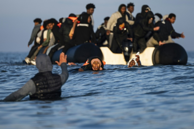 Des migrants tentent d'embarquer à bord d'un "small-boat" pour traverser la Manche le 27 septembre 2025 au large de la plage de Gravelines, dans le Nord ( AFP / Sameer Al-DOUMY )