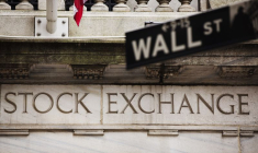 Un panneau de rue pour Wall Street est accroché devant la Bourse de New York