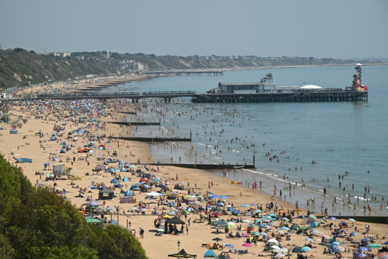 La plage de Bournemouth sur la côte sud de l'Angleterre le 26 mai 2026, en pleine vague de chaleur ( AFP / JUSTIN TALLIS )