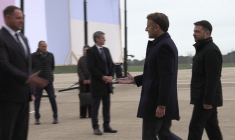 Zelensky arrive en France, accueilli par Macron