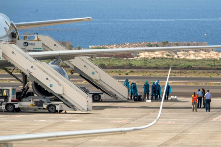 Des passagers espagnols évacués par avion, à l'aéroport de Tenerife, le 10 mai 2026 ( AFP / Antonio Sempere )