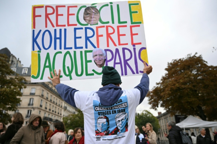 Rassemblement pour réclamer la libération de Cécile Kohler et Jacques Paris, le 25 septembre 2025, à Paris ( AFP / Bertrand GUAY )