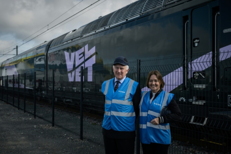Timothy Jackson (g et Rachel Picard (d), co-fondateurs de la société ferroviaire privée Velvet devant le train Avelia à grande vitesse assemblé à l'usine Alstom d'Aytré, près de la Rochelle, le 16 avril 2026 ( AFP / Philippe LOPEZ )