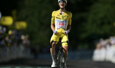 Le maillot jaune Tadej Pogacar franchit en vainqueur la ligne d'arrivée de la 10e étape du Tour de France, au Lioran, le 14 juillet 2026 ( AFP / Jeff PACHOUD )