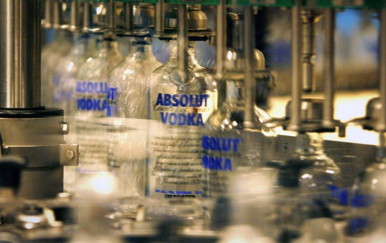 Ligne de production de l'usine d'embouteillage d'Absolut à Ahus, en Suède