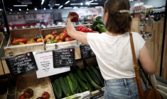 Un client achète des légumes dans un magasin d'alimentation bio Naturalia géré par le groupe Casino, à Bretigny-sur-Orge