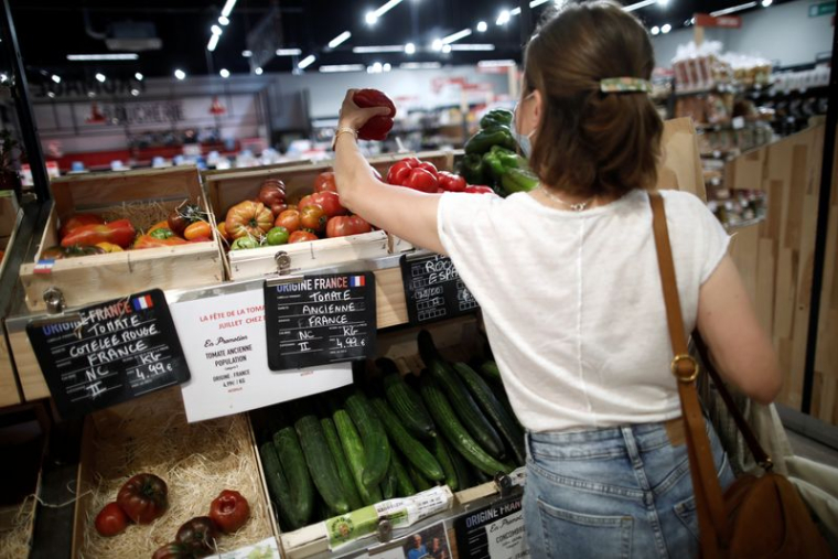 Un client achète des légumes dans un magasin d'alimentation bio Naturalia géré par le groupe Casino, à Bretigny-sur-Orge