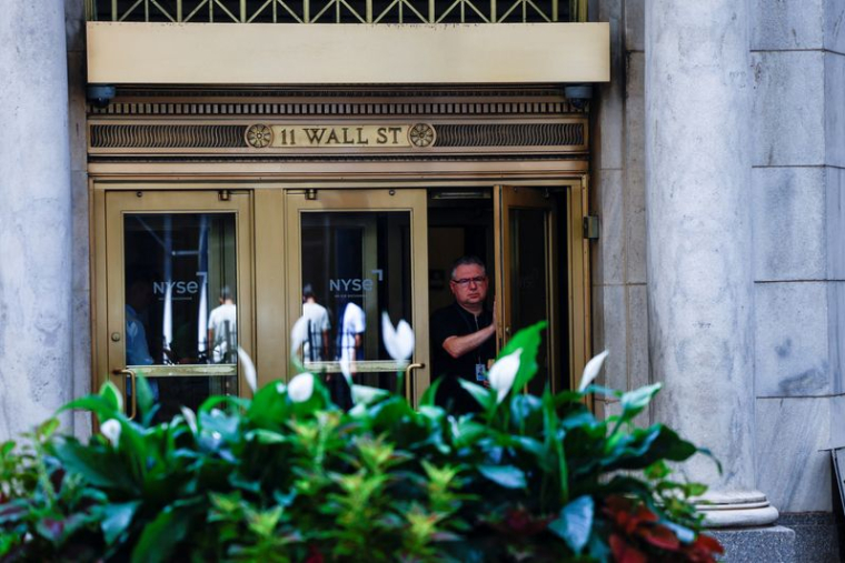 Une personne sort de la Bourse de New York (NYSE) à New York