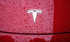 Logo de Tesla sur une voiture à New York